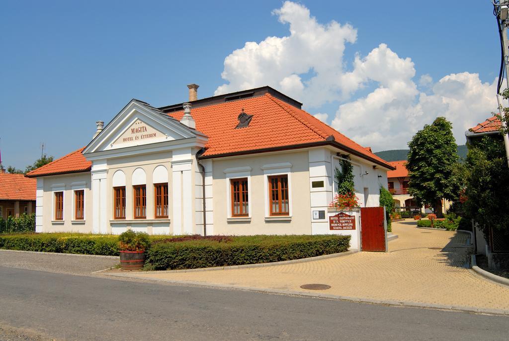 Magita Hotel Basko Exterior foto